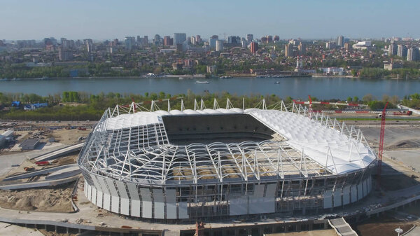 Вид с воздуха на строительство и реконструкцию футбольного стадиона. Реконструкция стадиона для проведения матчей чемпионата мира по футболу в 2018 году. Россия. Строительная компания строит стадион
