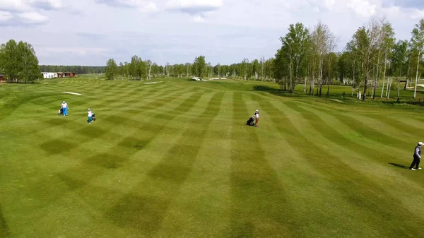Havadan görünümü Golf Sahası. Golf golf çantası ve tramvay ile rotasında fairway yürüyüş