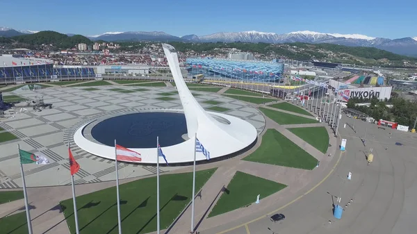 SOCHI, RUSSIA Sochi Olympic Fire Bowl no Olympic Park Aerial. Sochi Olympic Fire Bowl no Parque. Central stella e Estádio Fisht construído para Jogos de Inverno. Objetos olímpicos de jogos de inverno 2014 — Fotografia de Stock