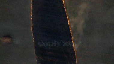 Alanları günbatımında ateş. Görüntüleri. Büyük ölçekli yangın, üstten görünüm. Hava