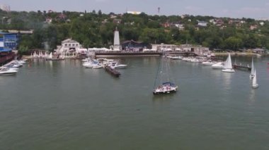 Deniz Yat ile defne. Görüntüleri. Denizde bağlantı noktası Yatlar. Yelkenli deniz liman