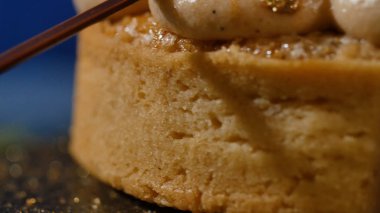 Çikolatalı kek çikolata mousse krem kahverengi mavi arka plan ile. Lezzetli pasta krema ile