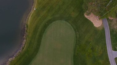 Üstten Görünüm yeşil golf sahası açık yeşil çim alan. Uçak uçan üzerinden havadan görünümü