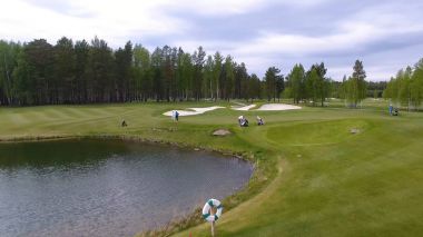 Club yaz tatil sırasında hava sahası üzerinde ile golfçüler Golf isabet vurdu