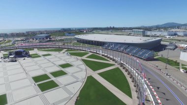 Formula 1 parça Sochi, Sochi Olimpiyat Köyü. Şantiye Stadyumu yakın kasaba ve dağlar yarış yaz güneşli gün için. Havadan görünümü. Pectator Aerrial görünümünde F1 Rus standları