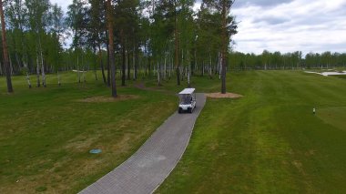 Öğleden sonra kopya alanı ile golf sahası Golf arabasında Aeriel görünümü. Elit golf club.