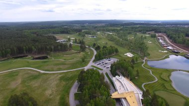 Üstten Görünüm yeşil golf sahası açık yeşil çim alan. Uçak uçan üzerinden havadan görünümü.
