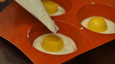 Hamur işi çanta bir esnek silikon kalıp mousse ile doldurma. Gurme Fransız tatlı, yakın çekim