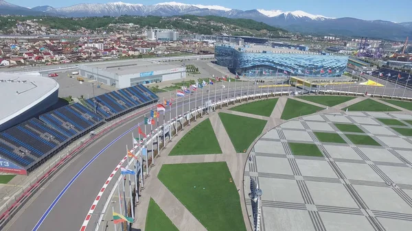Formula 1 parça Sochi, Sochi Olimpiyat Köyü. Şantiye Stadyumu yakın kasaba ve dağlar yarış yaz güneşli gün için. Havadan görünümü. Pectator Aerrial görünümünde F1 Rus standları