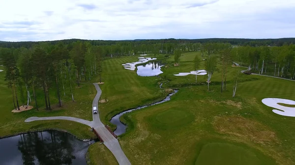 Havadan görünümü Golf Sahası, gölet ve Golf sahasının Yeşil çimenler. Güzel golf sahasında kum bunkerleri
