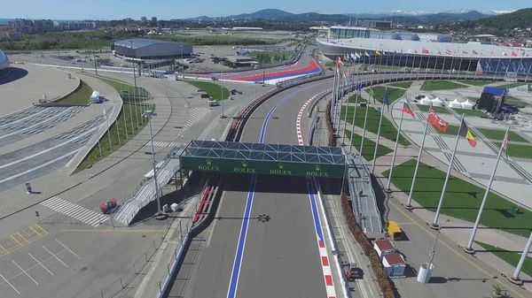 Formula 1 parça Sochi, Sochi Olimpiyat Köyü. Şantiye Stadyumu yakın kasaba ve dağlar yarış yaz güneşli gün için. Havadan görünümü. Pectator Aerrial görünümünde F1 Rus standları