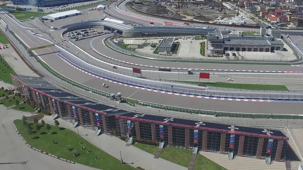 Formula 1 parça Sochi, Sochi Olimpiyat Köyü. Şantiye Stadyumu yakın kasaba ve dağlar yarış yaz güneşli gün için. Havadan görünümü. Pectator Aerrial görünümünde F1 Rus standları