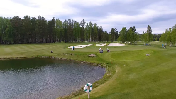 Club yaz tatil sırasında hava sahası üzerinde ile golfçüler Golf isabet vurdu