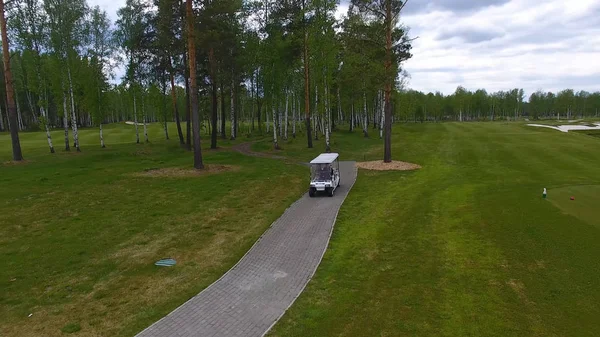 Öğleden sonra kopya alanı ile golf sahası Golf arabasında Aeriel görünümü. Elit golf club.