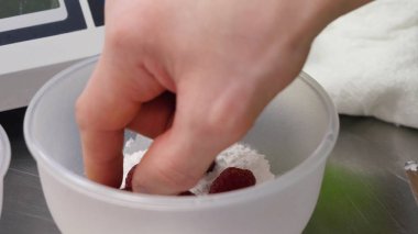 Ahududu ile pudra şekeri. Ahududu, pudra şekeri, cemaatte yakın çekim