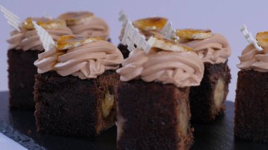 Küçük parçalar halinde mango ile çikolatalı kek. Mango ile çikolata cupcakes