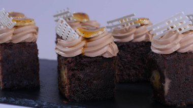 Küçük parçalar halinde mango ile çikolatalı kek. Mango ile çikolata cupcakes