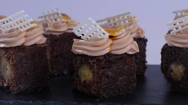 Küçük parçalar halinde mango ile çikolatalı kek. Mango ile çikolata cupcakes