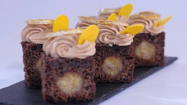 Küçük parçalar halinde mango ile çikolatalı kek. Mango ile çikolata cupcakes