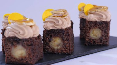 Küçük parçalar halinde mango ile çikolatalı kek. Mango ile çikolata cupcakes