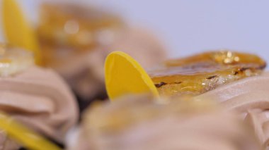 Küçük parçalar halinde mango ile çikolatalı kek. Mango ile çikolata cupcakes