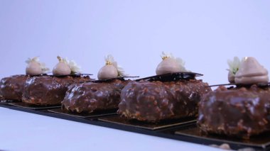 Dondurma, çikolata ile kaplı. Çikolatalı dondurma bir sopa. Çikolatalı dondurma çiçeklerle süslenmiş bir sopa