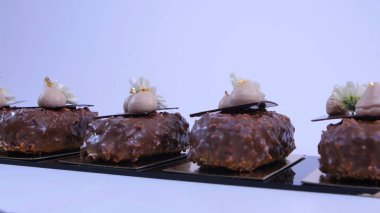 Dondurma, çikolata ile kaplı. Çikolatalı dondurma bir sopa. Çikolatalı dondurma çiçeklerle süslenmiş bir sopa