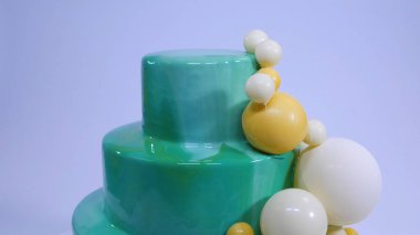 Turkuaz ayna sır ile şık mousse kek. Turkuaz ayna sır ile pasta çikolata topları ile dekore edilmiştir.