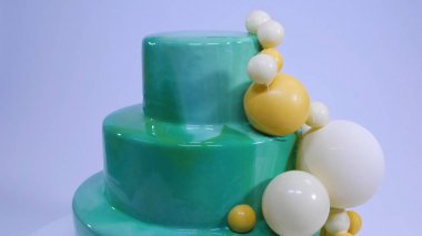 Turkuaz ayna sır ile şık mousse kek. Turkuaz ayna sır ile pasta çikolata topları ile dekore edilmiştir.