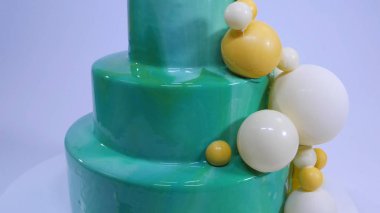 Turkuaz ayna sır ile şık mousse kek. Turkuaz ayna sır ile pasta çikolata topları ile dekore edilmiştir.