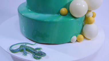 Turkuaz ayna sır ile şık mousse kek. Turkuaz ayna sır ile pasta çikolata topları ile dekore edilmiştir.