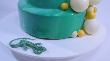 Turkuaz ayna sır ile şık mousse kek. Turkuaz ayna sır ile pasta çikolata topları ile dekore edilmiştir.