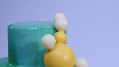 Turkuaz ayna sır ile şık mousse kek. Turkuaz ayna sır ile pasta çikolata topları ile dekore edilmiştir.