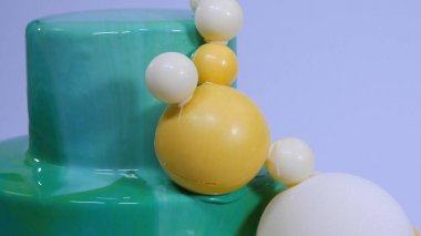 Turkuaz ayna sır ile şık mousse kek. Turkuaz ayna sır ile pasta çikolata topları ile dekore edilmiştir.