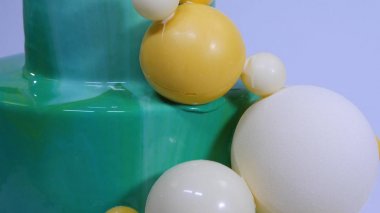 Turkuaz ayna sır ile şık mousse kek. Turkuaz ayna sır ile pasta çikolata topları ile dekore edilmiştir.