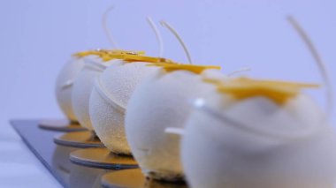 Kadife kek topları ile şeker sprinkles. Beyaz, top şeklinde kek. Dekoratif beyaz kek