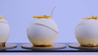 Kadife kek topları ile şeker sprinkles. Beyaz, top şeklinde kek. Dekoratif beyaz kek