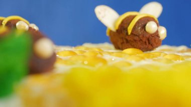 Güzel tatlım pasta krem arılar ile dekore edilmiştir. Güzel tatlım pasta. Pasta, tatlı güzel arı