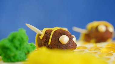 Güzel tatlım pasta krem arılar ile dekore edilmiştir. Güzel tatlım pasta. Pasta, tatlı güzel arı