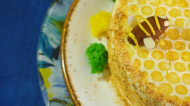 Güzel tatlım pasta krem arılar ile dekore edilmiştir. Güzel tatlım pasta