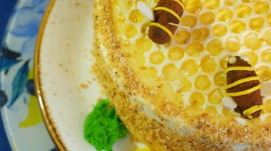 Güzel tatlım pasta krem arılar ile dekore edilmiştir. Güzel tatlım pasta