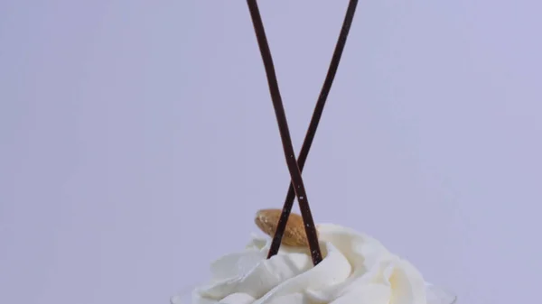 Sorvete de baunilha sundae na xícara no fundo. Sorvete em um copo com creme, close-up — Fotografia de Stock