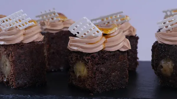 Küçük parçalar halinde mango ile çikolatalı kek. Mango ile çikolata cupcakes