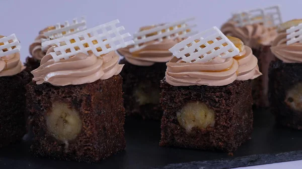 Küçük parçalar halinde mango ile çikolatalı kek. Mango ile çikolata cupcakes