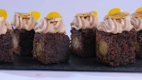 Küçük parçalar halinde mango ile çikolatalı kek. Mango ile çikolata cupcakes