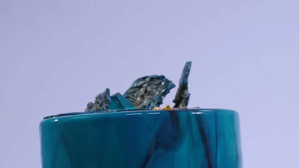 Bolo de musse decorado em estilo marinho coberto com esmalte de espelho azul e conchas de chocolate branco. Sobremesa francesa europeia. Fechar. — Fotografia de Stock