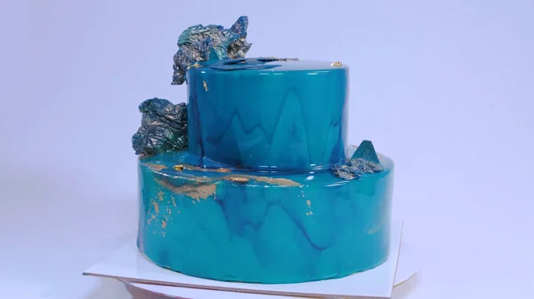 무스 케이크 해양 스타일 블루 미러 유약과 화이트 초콜릿 조개 장식. 유럽 프랑스 디저트입니다. 근접 촬영 — 스톡 사진