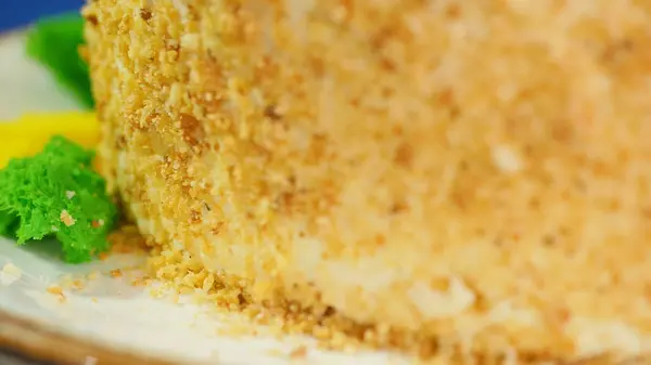 Beau gâteau au miel décoré d'abeilles de crème. Beau gâteau au miel, gros plan — Photo