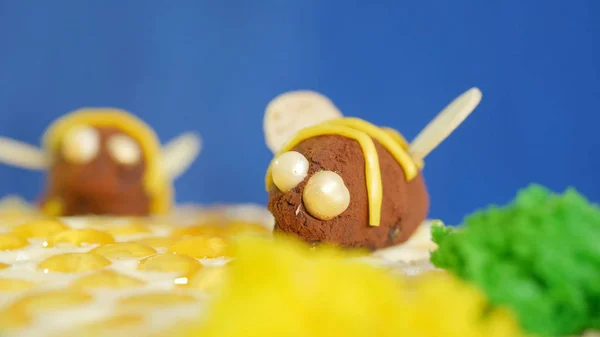 Belo bolo de mel decorado com abelhas de creme. Belo bolo de mel. Bela abelha no bolo, close-up — Fotografia de Stock