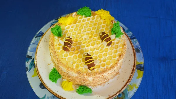 Beau gâteau au miel décoré d'abeilles de crème. Beau gâteau au miel — Photo